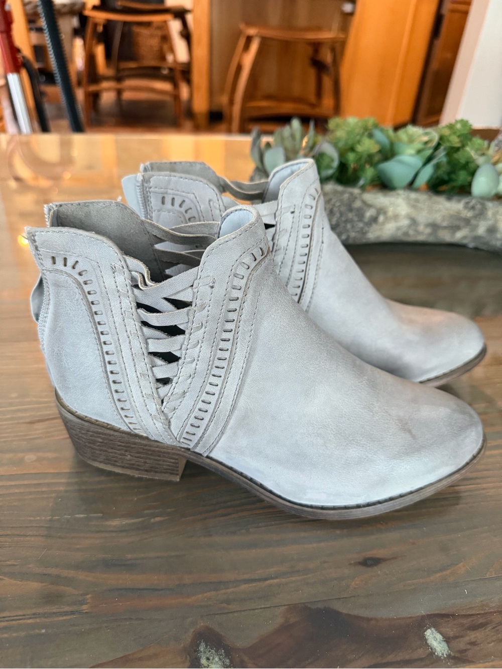 Boutique grey distressed ankle zip boot bootie 6M